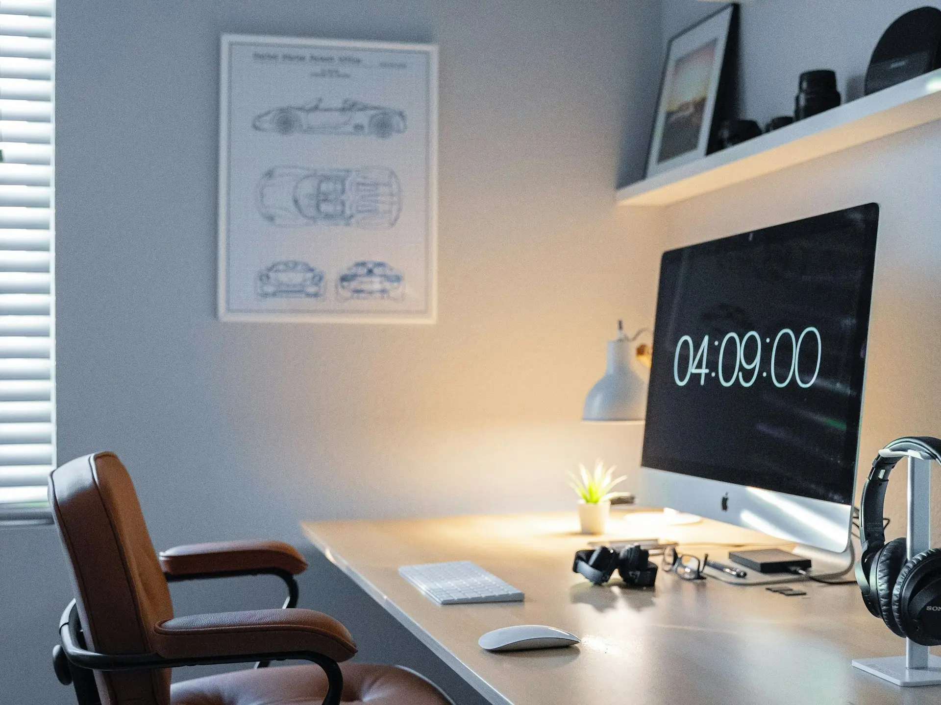 Warm beleuchteter Arbeitsplatz mit Bildschirm am Abend