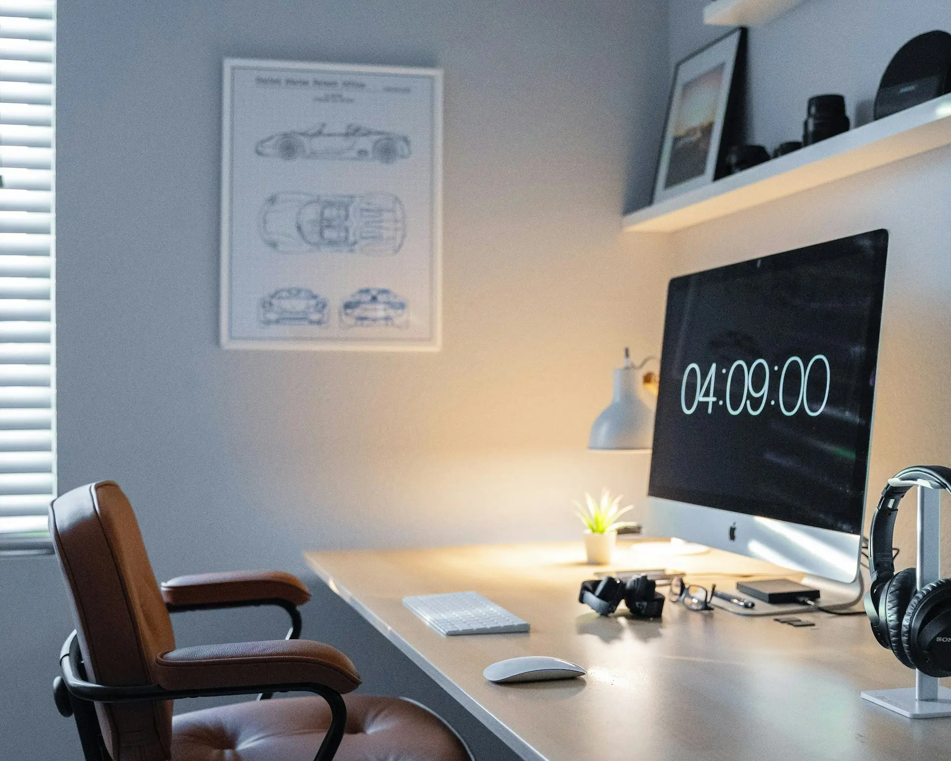 Warm beleuchteter Arbeitsplatz mit Bildschirm am Abend