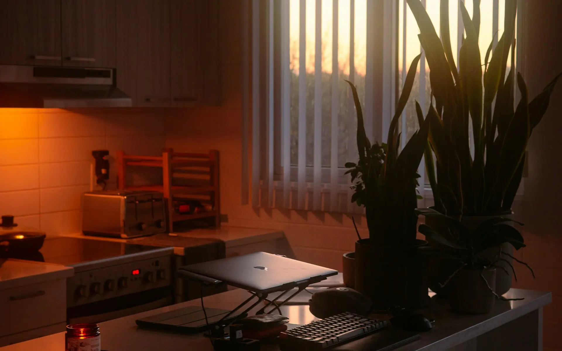 Moderne Küche mit warmem Gegenlicht am Abend
